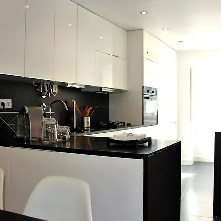 C3 Charm & Confort In Bairro Alto! 18th Century Building, Very Lizbona